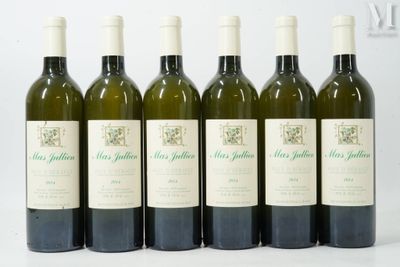 six bouteilles de vin sont alignées sur une surface blanche