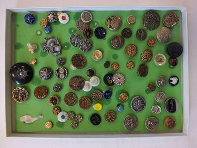 une photo d'une photo d'une boîte de boutons