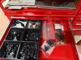 une boîte à outils rouge contenant de nombreux outils de toutes sortes