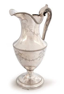 une cruche ancienne en argent avec une anse, sur fond blanc