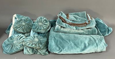 une pile de sacs et de sacs à main bleus posés sur une table