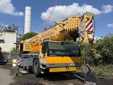 une grue garée sur le bord de la route