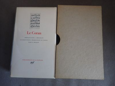 un livre ouvert sur une table