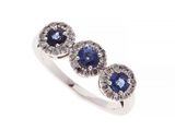 bague avec trois saphirs et des diamants