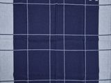 un gros plan sur une couverture bleue et blanche sur laquelle figure la lettre h
