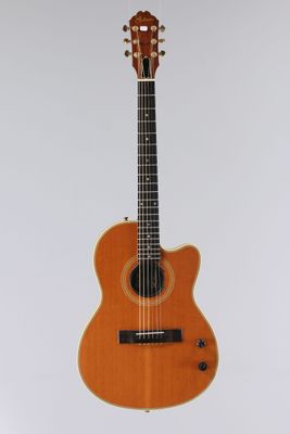 une guitare acoustique orange accrochée à un mur blanc
