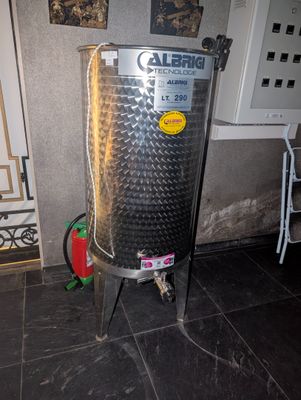 une photo d'un chauffe-eau posé sur un sol carrelé