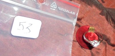 une pomme rouge posée dans un sac transparent à côté d'une pomme rouge