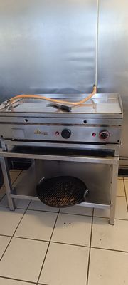 une cuisinière en acier inoxydable équipée d'une grille sur le dessus