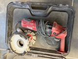 un outil dans une boîte à outils, avec une perceuse filaire