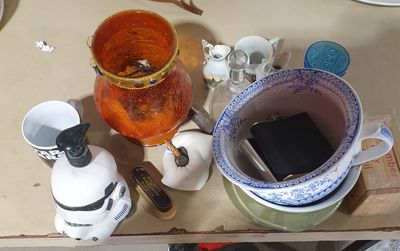 tout un tas d'objets posés sur une table