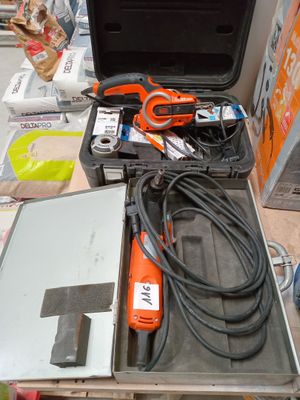 une boîte à outils avec un tas d'outils à l'intérieur