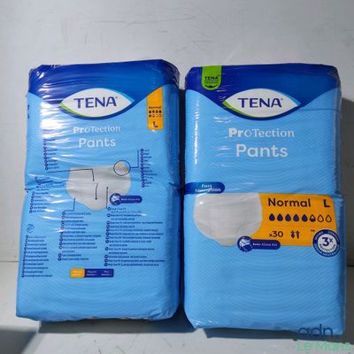 deux paquets de culottes de protection Tena empilés l'un sur l'autre