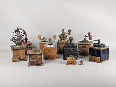de nombreux modèles différents de moulins à café anciens et de moulins à café