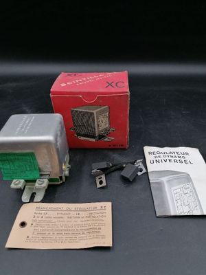 une boîte sur laquelle figurent une télécommande et un mode d'emploi