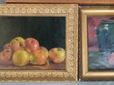 deux tableaux représentant des pommes et un vase posés sur une table