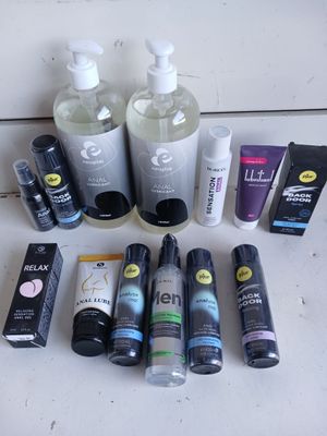 de nombreux types de produits de soins de la peau disposés sur une table