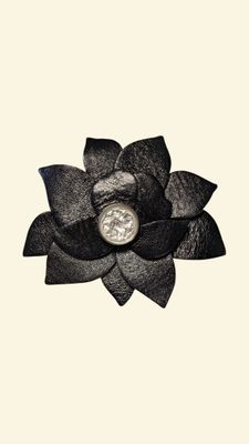 LALIQUE Broche en métal argenté et cuir noir à décor d'une f…
