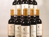 plusieurs bouteilles de vin sont alignées sur une surface blanche