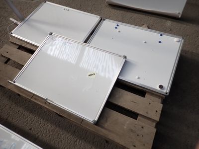 plusieurs pièces en métal blanc posées sur une palette en bois