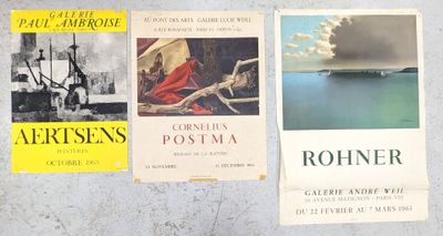 quatre livres accrochés au mur d'une pièce