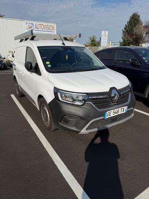 une camionnette blanche garée dans un parking à côté d'autres voitures