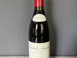 une bouteille de vin posée sur une table