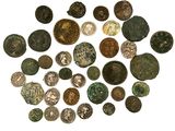 quelques vieilles pièces de monnaie sont éparpillées sur une surface blanche