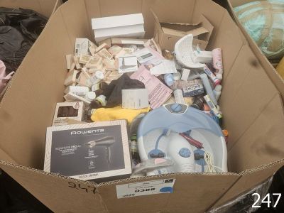 une boîte en carton remplie d'appareils électroniques et d'autres objets