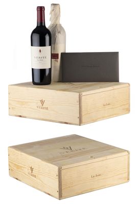 deux caisses en bois sur lesquelles sont posées une bouteille de vin et une autre bouteille de vin
