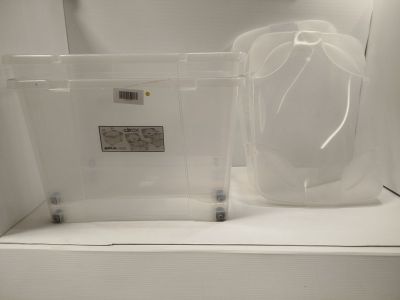 deux sacs transparents posés sur une étagère blanche