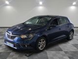 la voiture bleue est garée sur le sol en damier d'un garage