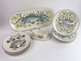 beaucoup d'assiettes et de bols décorés de motifs de poissons