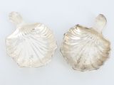paire de salières et poivrières en argent en forme de coquillage