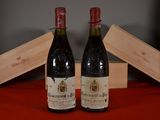 deux bouteilles de vin posées l'une à côté de l'autre sur une table