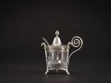 une théière ancienne en argent avec une anse, sur fond noir