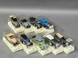 six petites voitures dans une vitrine posée sur une table
