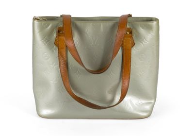 sac fourre-tout en cuir vert sauge avec une bandoulière beige