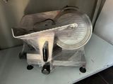 une machine qui se trouve sur une étagère dans une pièce