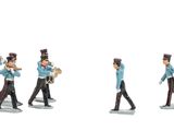 Plusieurs figurines représentant une fanfare sont alignées les unes à côté des autres