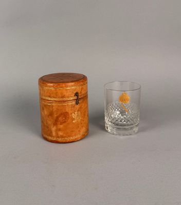 une petite boîte en bois et un verre posés sur une table