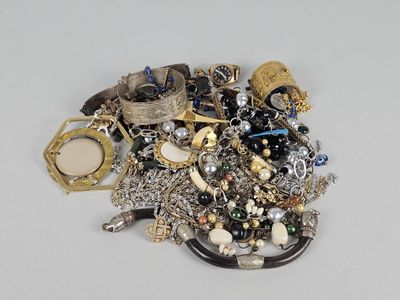 une pile de bijoux assortis sur une surface blanche