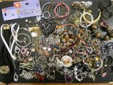 une table sur laquelle sont disposés de nombreux types de bijoux différents