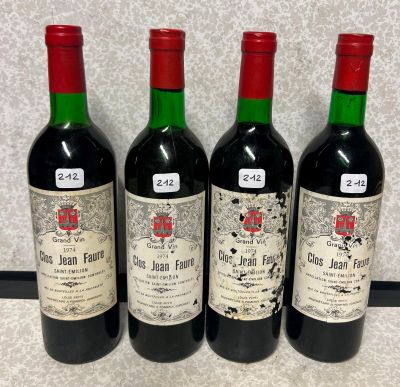 trois bouteilles de vin rouge sont alignées sur un comptoir