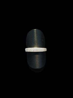 gros plan d'une bague avec des diamants sur une surface noire
