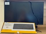un clavier et un écran posés sur un bureau devant un mur