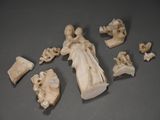 un groupe de figurines assises sur une table