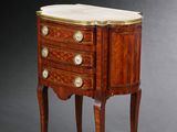 une commode ancienne avec dessus en marbre