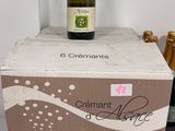 une bouteille de vin posée sur deux cartons