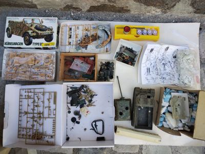 une boîte d'objets assortis posée sur une table